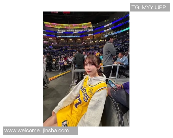 穿077球衣的女球迷晒打球美照展现对篮球的热爱与激情 穿077球衣的女球迷晒打球美照展现对篮球的热爱与激情